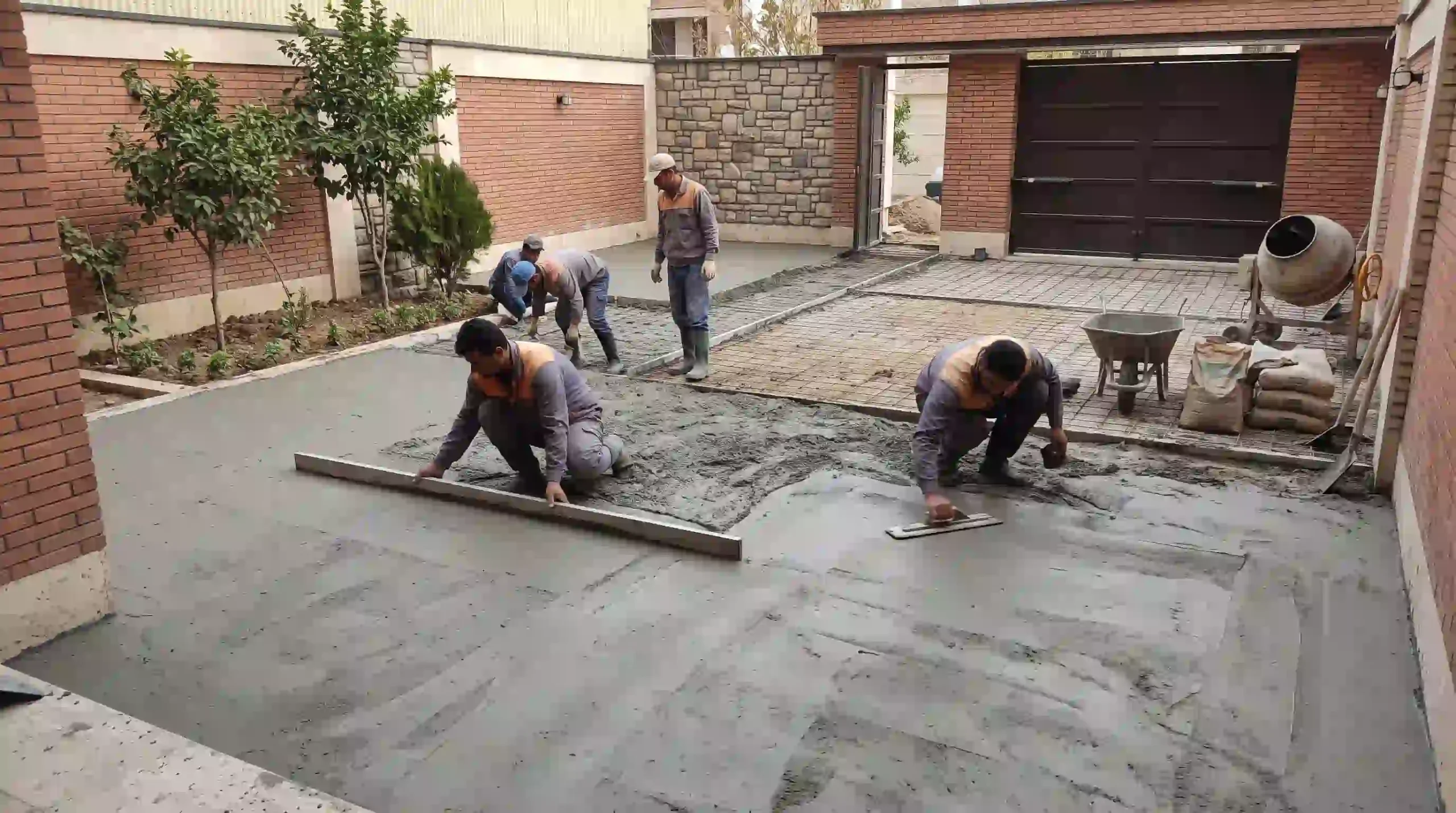 سیمان کاری کف حیاط و پارکینگ